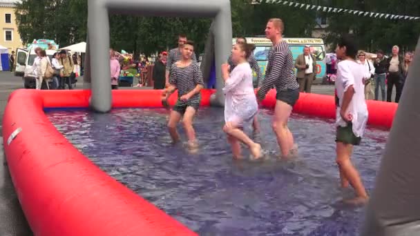 Fotbal în piscina de apă — Videoclip de stoc