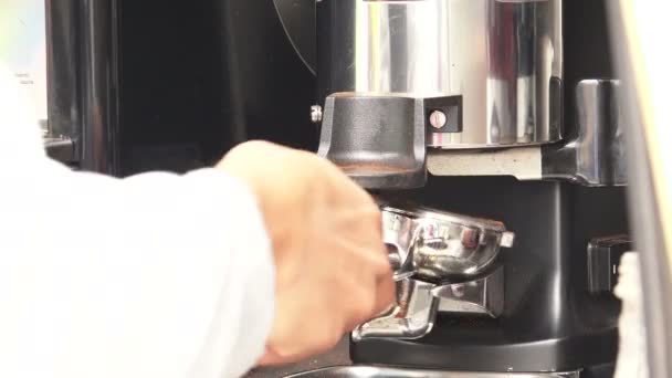Kaffeekochen in einer Kaffeemaschine. 4k. — Stockvideo