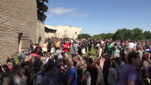 Ένα πλήθος των ανθρώπων κοντά στο φρούριο — Αρχείο Βίντεο