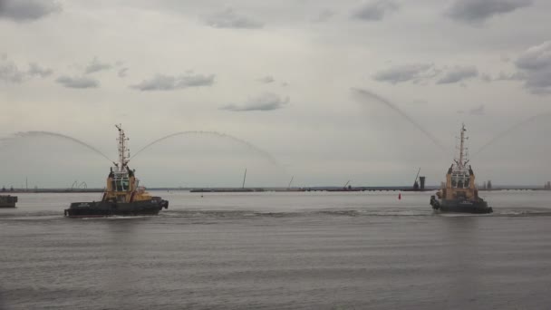 Feuerwehrboote mit Schläuchen — Stockvideo