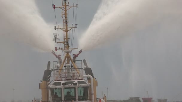Пожежний човен зі шлангом — стокове відео
