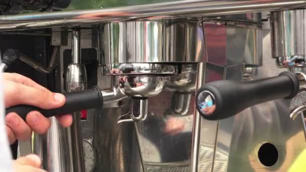 Parzenia kawy w ekspres do kawy. 4k. — Wideo stockowe