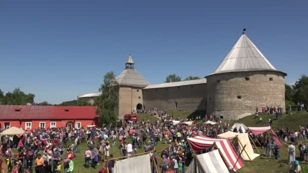 Натовп людей поблизу фортеця — стокове відео