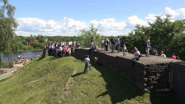 Una folla di persone vicino alla fortezza — Video Stock