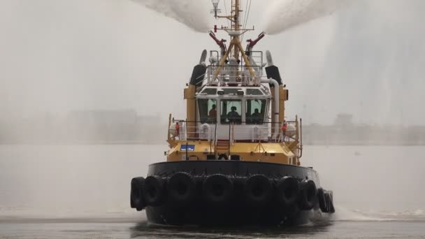 Пожарная лодка Шланг. 4K . — стоковое видео