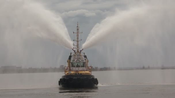 Barco de incêndio com mangueira — Vídeo de Stock