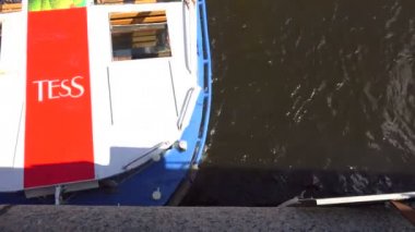 Köprünün altında yelken turist ile Motorlu tekne