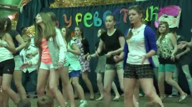 Sahnede dans gençler