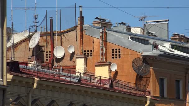 Antenler ve transponder çatıda. 4k. — Stok video