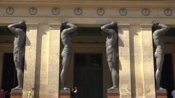 Rzeźba z Atlantydy. Saint-Petersburg. 4k. — Wideo stockowe