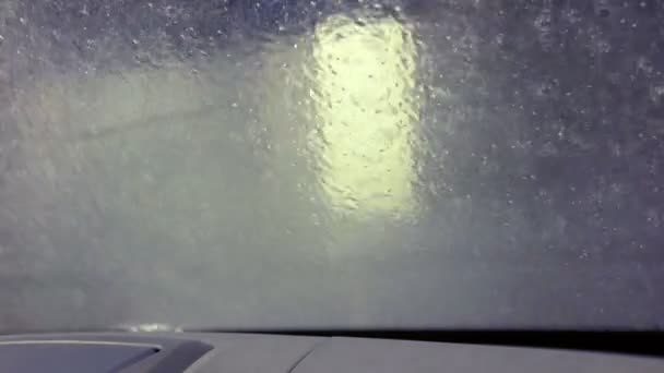Gå igenom biltvätten — Stockvideo