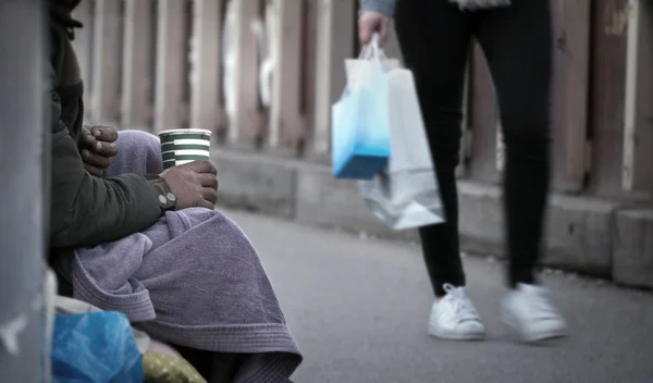 Gypsy asks for charity — Stock Photo, Image