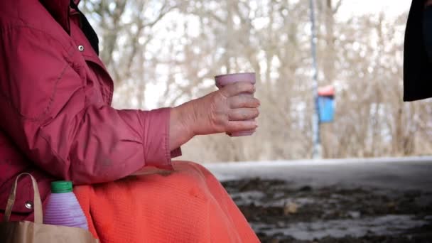 Frauen bitten um Wohltätigkeit - Obdachlose — Stockvideo