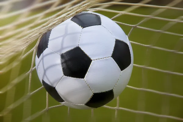Foto de bola de futebol em um gol — Fotografia de Stock