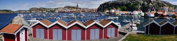 Yates en un puerto deportivo en el pueblo pesquero sueco — Foto de Stock