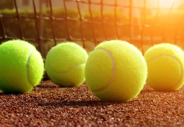 Pelota de tenis en una cancha de tenis —  Fotos de Stock