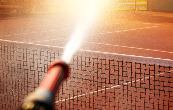 Underhåll sprinkler tennisbana — Stockfoto