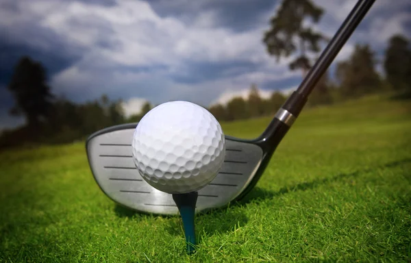 Golf sopası ve top çimenlerde. — Stok fotoğraf