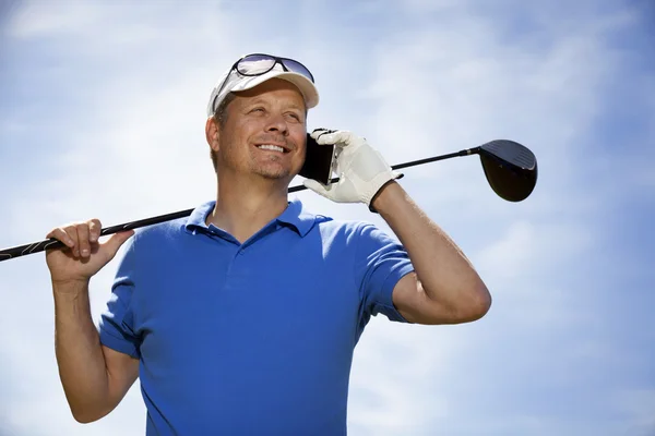 Golfista pomocí mobilního telefonu — Stock fotografie