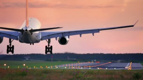 Flugzeug passiert Overhead-Flugzeug — Stockvideo