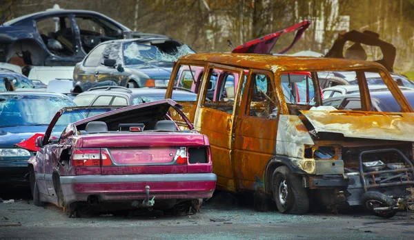 Schrottplatz mit alten Autos — Stockfoto