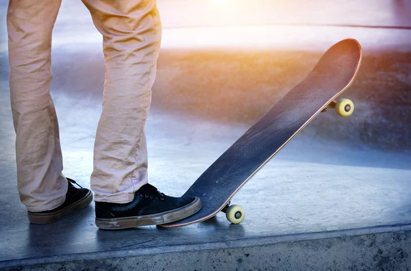 Skateboarder legs skateboarding at skate park — Stock Photo, Image