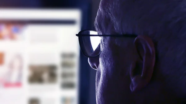 Older man at computer — Stock Photo, Image