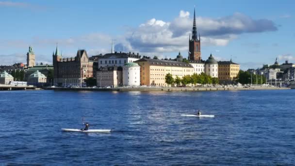Zwei Personen im Kajak auf Stockholm — Stockvideo