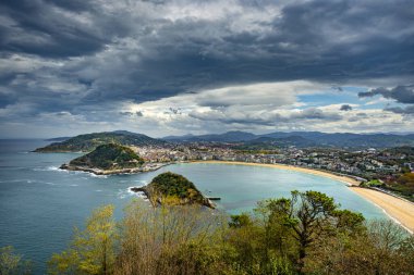 Güzel bir sonbahar gününde İspanya, San Sebastian 'ın hava manzarası