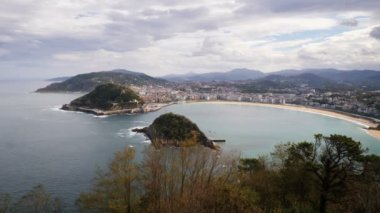 Güzel bir sonbahar gününde İspanya, San Sebastian 'ın hava manzarası