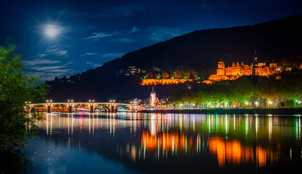 Vista Panorâmica Cidade Velha Heidelberg Refletindo Belo Rio Neckar Noite — Fotografia de Stock