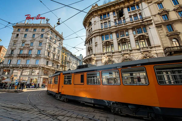 意大利米兰 2020年8月16日 大街上的橙色电车和意大利米兰顶部的Ray Ban品牌商业信号 — 图库照片