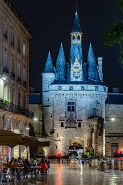 BORDEAUX, FRANCE - 26 Ekim 2020: Porte Cailhau, Fransa 'nın Bordeaux kentindeki restoranda içki içen insanlarla dolu gece