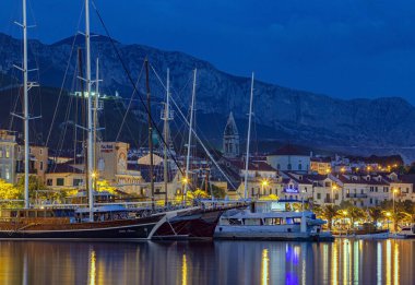 Hırvatistan 'ın Makarska limanında gece vakti