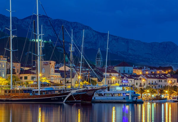 夜のクロアチア マカルスカの港 — ストック写真