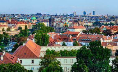 PRAG, CZECH Cumhuriyet - 31 Ağustos 2015: Çek Cumhuriyeti 'nin tarihi Prag kenti üzerinde hava veya kaya manzarası