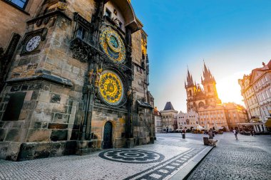 Çek Cumhuriyeti 'ndeki Prag' ın Eski Kent Meydanı 'nda sabahın erken saatlerinde turistler