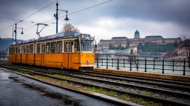 BUDAPEST, HUNGARY - 29 Ocak 2015: Budapeşte 'de Sarı tramvay