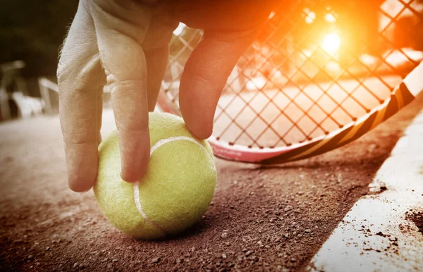 テニス選手がボールをもらい — ストック写真