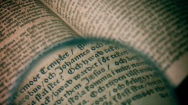 Çok eski bir kitap, kapatın.