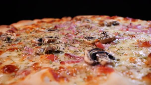 Pizza Auf Einem Teller — Stockvideo