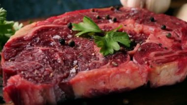 Çiğ kurutulmuş wagyu bifteği.