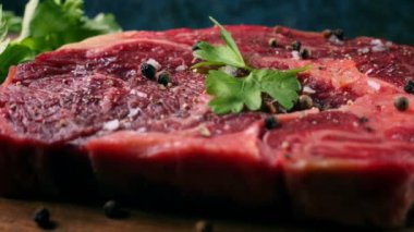 Çiğ kurutulmuş wagyu bifteği.