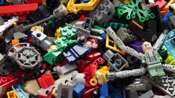 Veel Kleurrijke Delen Van Lego Bakstenen Close — Stockvideo