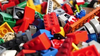 Lego tuğlalarının birçok renkli parçası, kapatın.