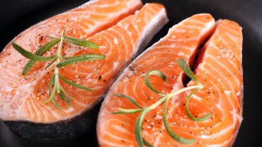 Taze çiğ somon balığı filetosu.