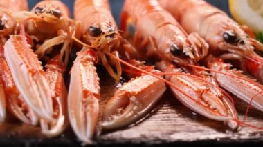 Taze deniz ürünleri. Kocaman deniz karidesleri.