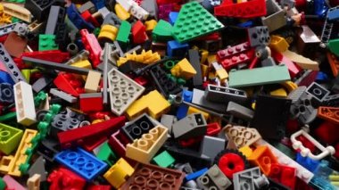 Lego tuğlalarının birçok renkli parçası, kapatın.