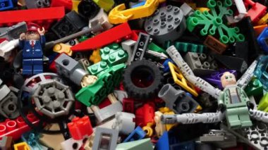 Lego tuğlalarının birçok renkli parçası, kapatın.