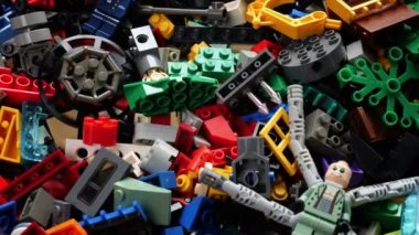 Lego tuğlalarının birçok renkli parçası, kapatın.